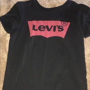 Black Levi’s t-shirt